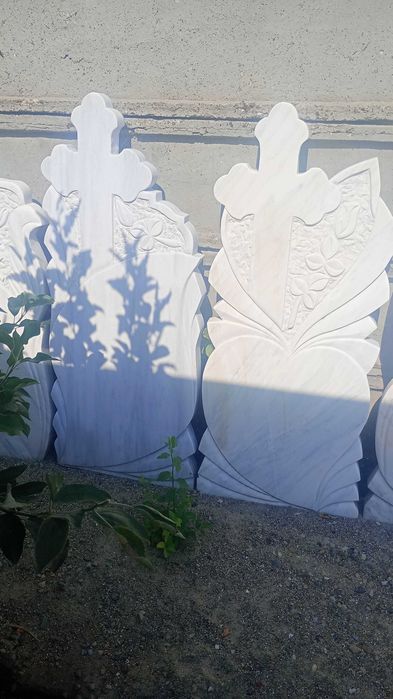 Cruci de marmura