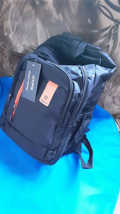 Ghiozdan nou cu etichetă și 3 compartimente.