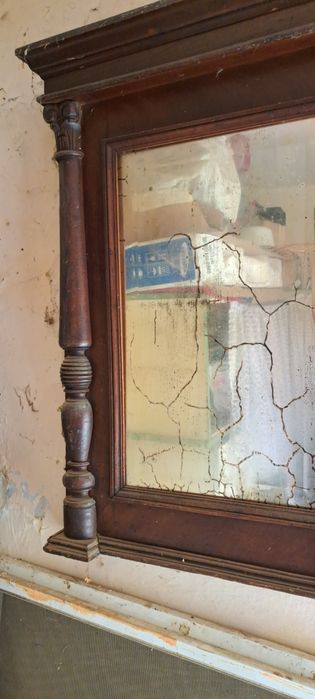 Oglinda veche din lemn