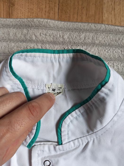 Vând uniforme medicale