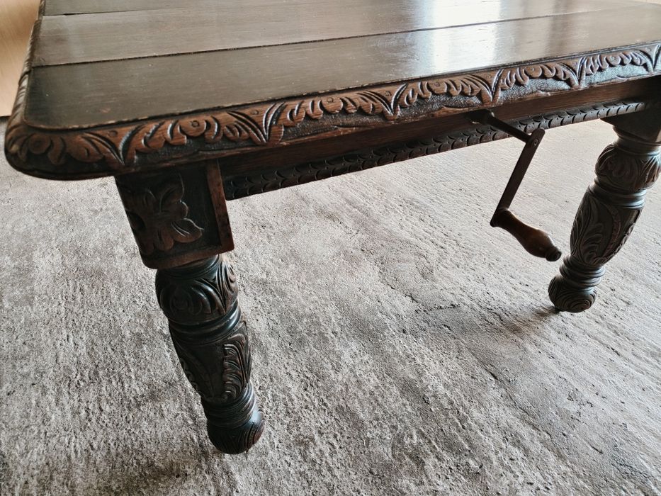 Антикварна трапезна маса с богата дърворезба