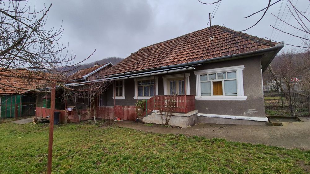 Casă tradițională + curte generoasă de vânzare – Ribița, Hunedoara