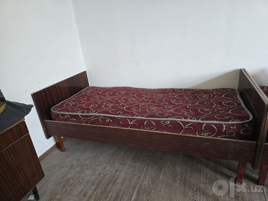 Продаётся трюмо и 2 кроват, телевизор