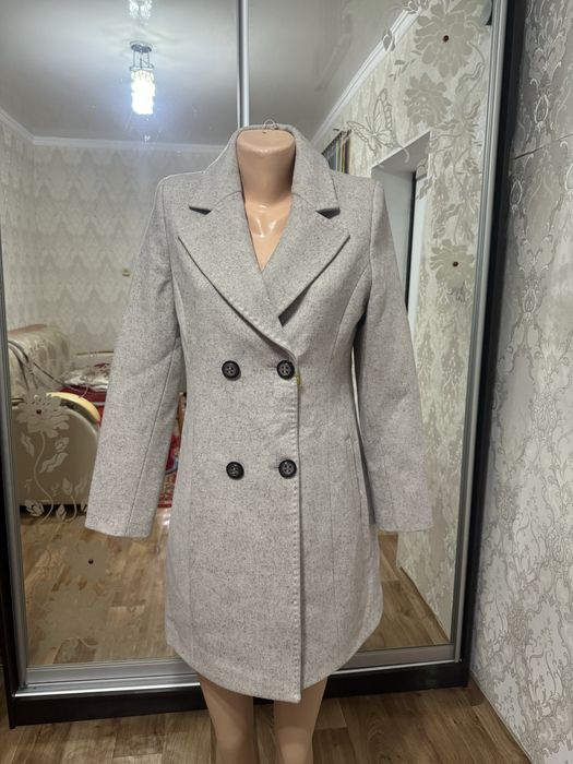 Срочно продам пальто весна осень новые