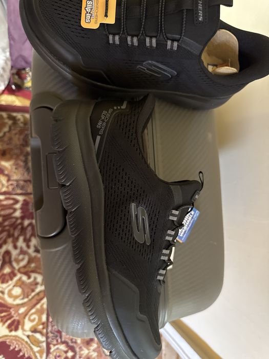 Продаю кроссовки skechers оригинал.
