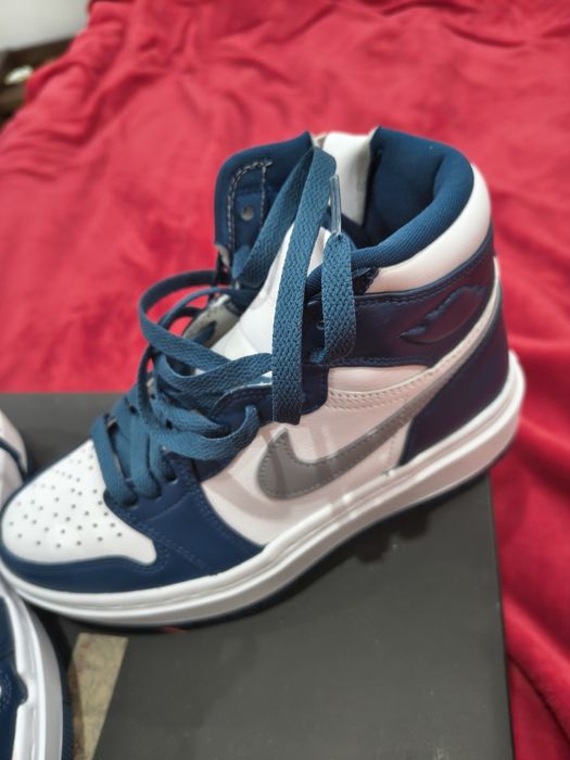 Vând Sneaker inalt Air jordan 1,albastru gențiana,alb gri.