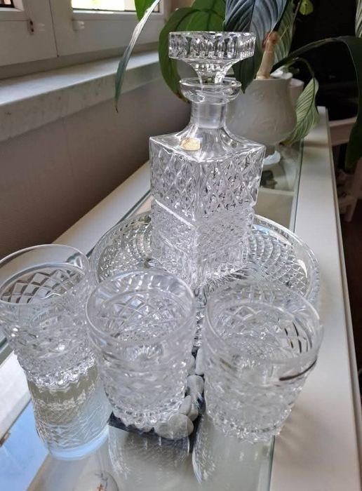 Гарафа с три чаши и плато