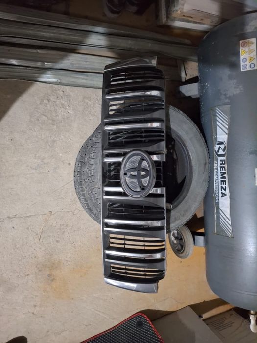 Продам решетку Toyota Prado