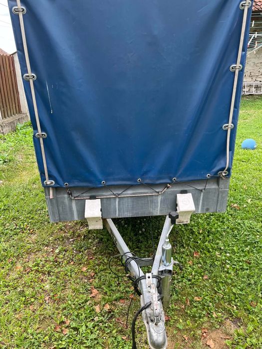 Vând remorcă cu prelată înaltă -750 kg