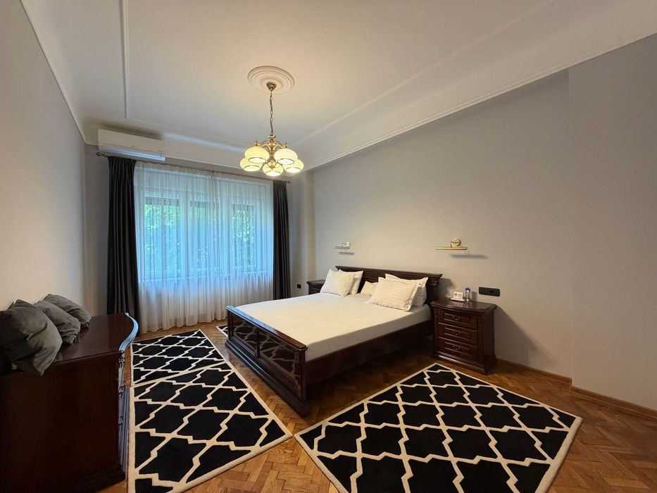 Inchiriem apartament la casa 3 camere - 2 bai - 105 mp - garaj - Central