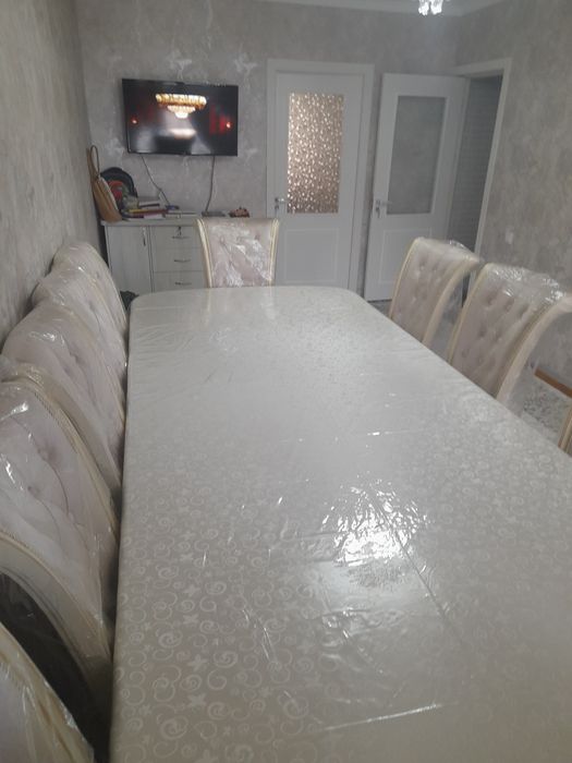 Стол и стул для гостей