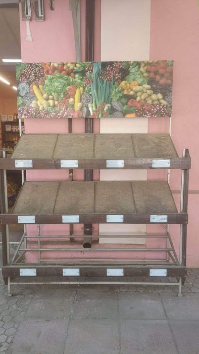 Метални стелажи за плодове и зеленчуци