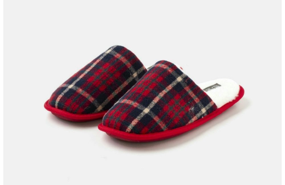 Set CADOU Bărbați Pijama,căciulă,ciorapi și papuci NOI - 110 Lei