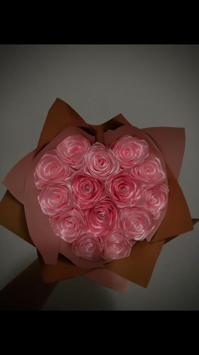 Buchete de trandafiri din satin – cadoul perfect de 1 și 8 Martie