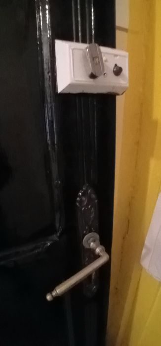 Vând ușă din lemn de brad