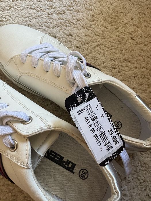 Чисто нови бели маратонки