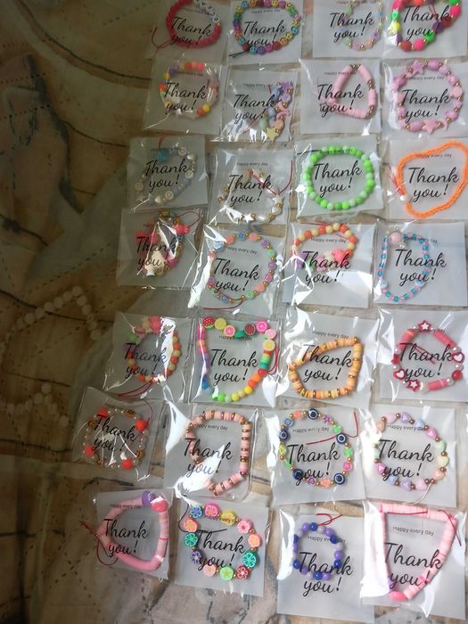 Продавам ръчно изработени гривни от мъниста