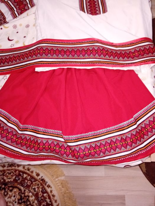 Vând costum național