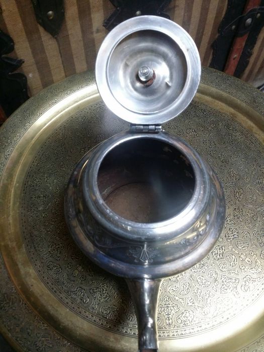 Стар посребрен чайник.