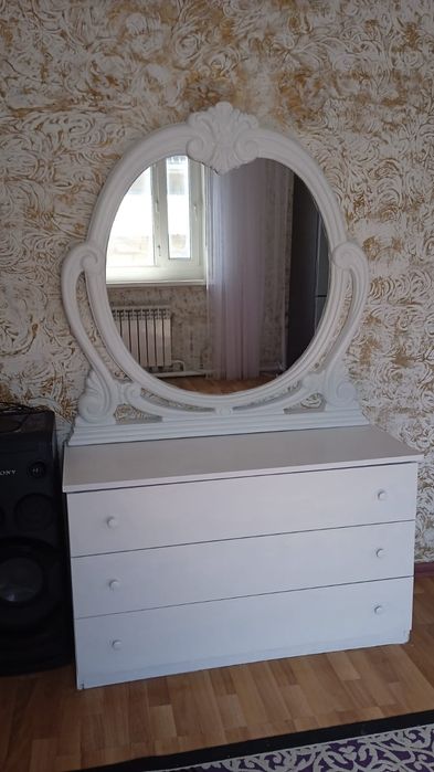 Срочно продам дамский столик