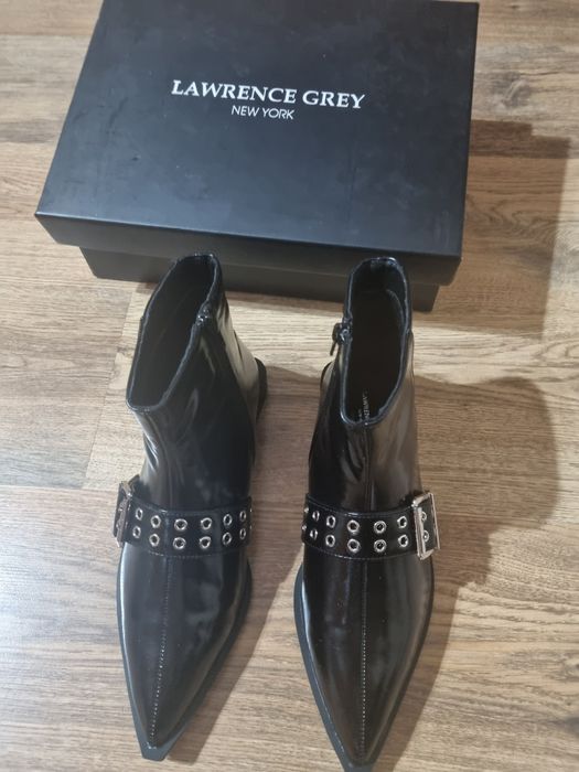 Боти с лаково покритие