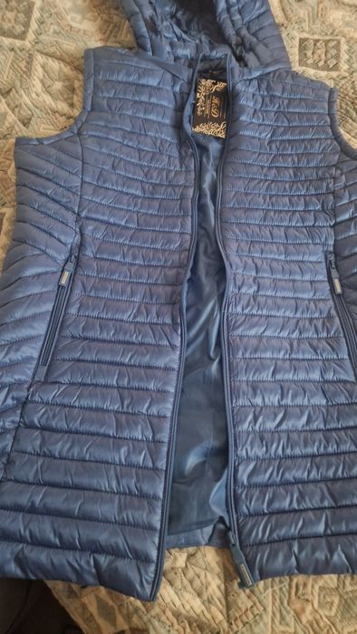 Продаю безрукавку с капюшоном