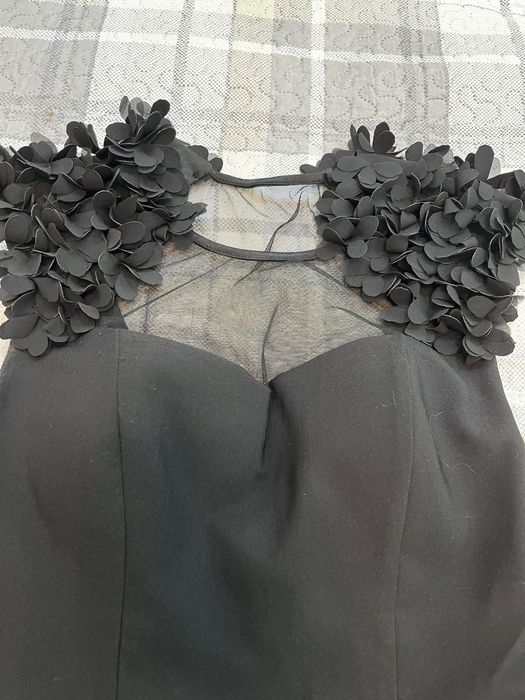 Черна рокля с 3D елементи