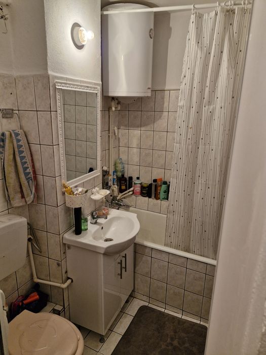 Garsonieră 26 mp + terasă, mobilată, AC, acoperiș nou , vedere Dunare