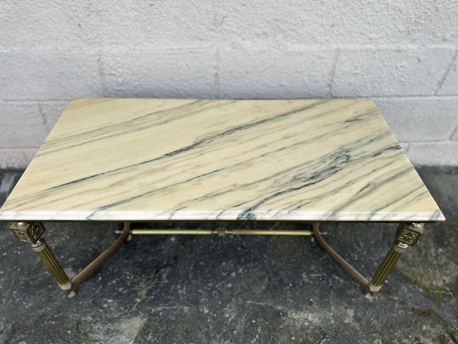 Винтидж холна маса с мраморен плот и месингови крака