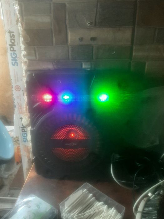 Vând boxa Bluetooth