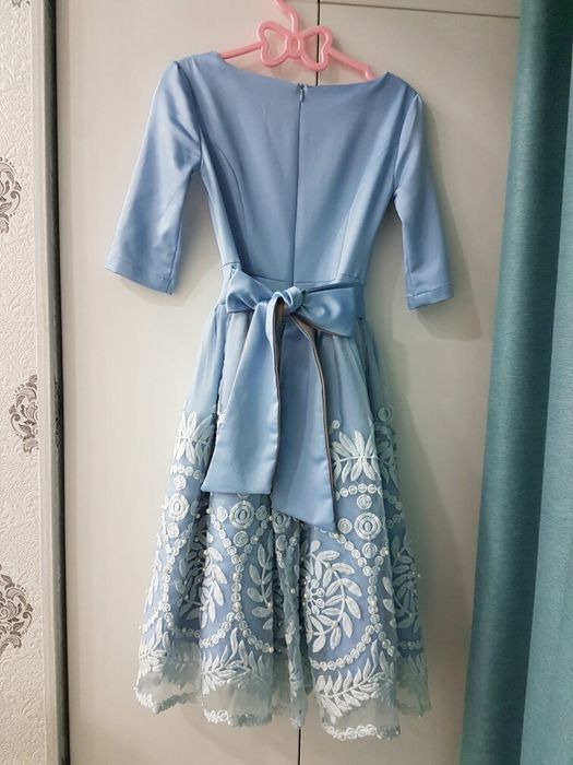 Платье нарядное, шикарное.