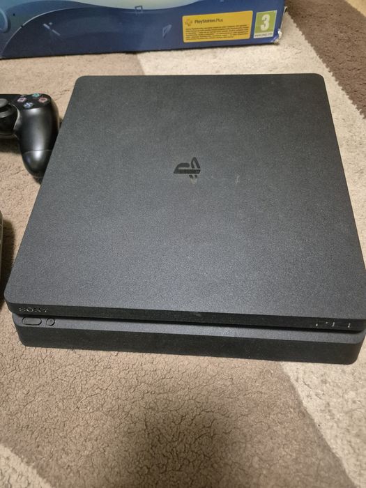 Playstation 4 slim de un 1 TB, +2 controlare