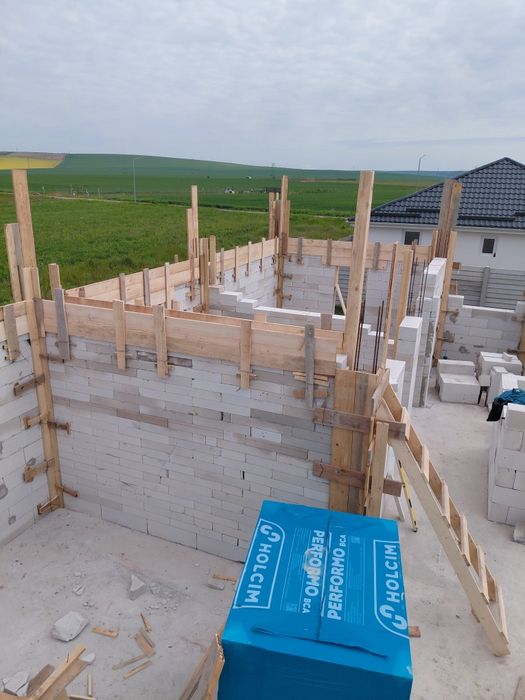 Construcții la rosu/finisaje