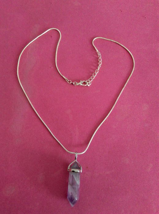 Посребрени колиета,с родиево покритие медальони с естествени камъни .