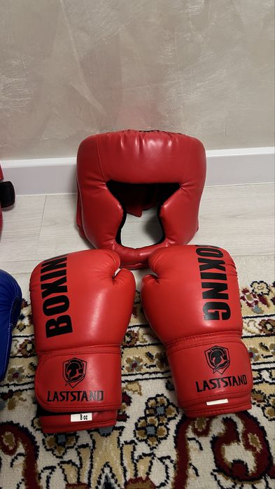 Бокс перчатка и шлем