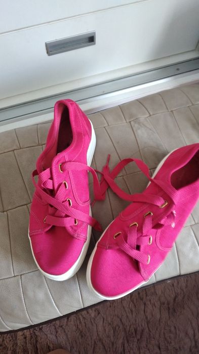 Tenesi cu talpa inalta