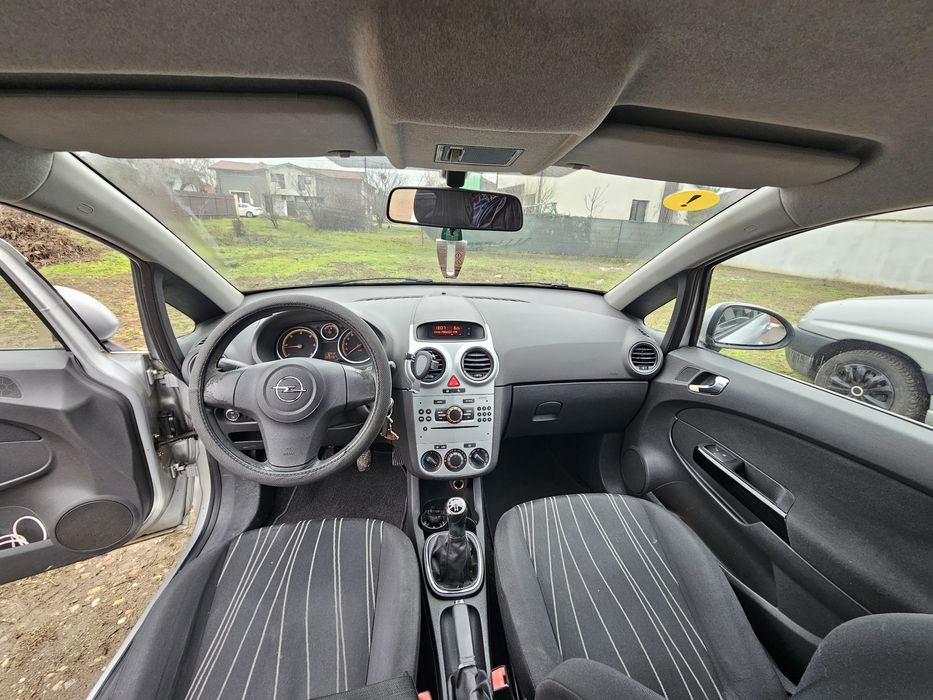 Opel Corsa 2010 .