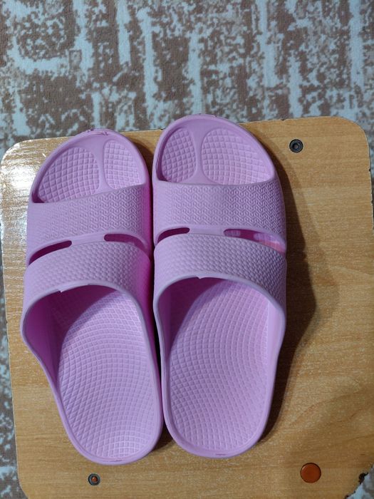 Продам шлепки новые для бассейна