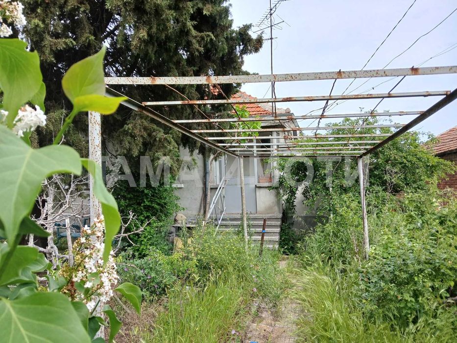 Едноетажна къща в с. Лъка, близо до центъра на селото