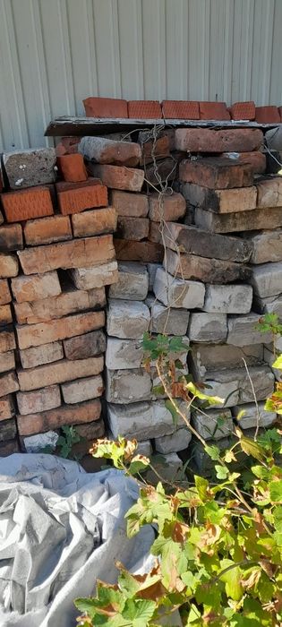 Отдам кирпичи белые и красные