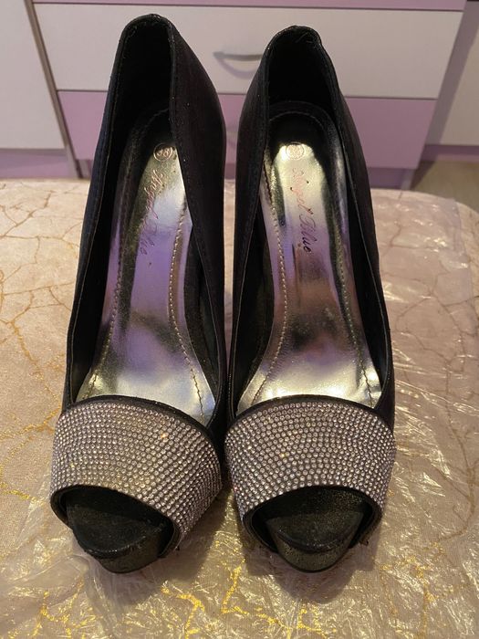 Обувки на висок ток