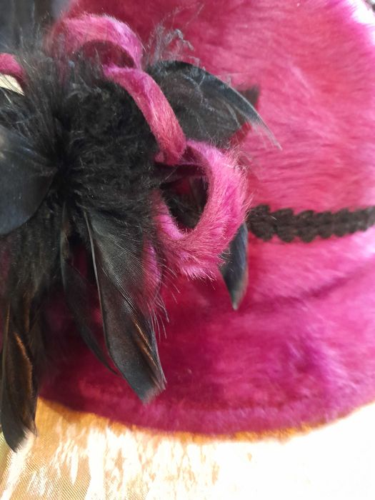 Palarie dama fetru de lana roz fuxia model retro, cu pene, eleganta