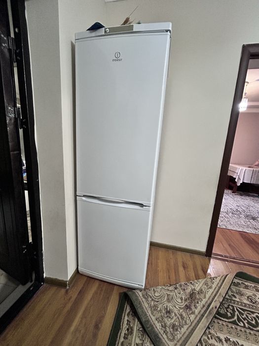 Холодильник Indesit в не рабочем состоянии. Работал 4 года
