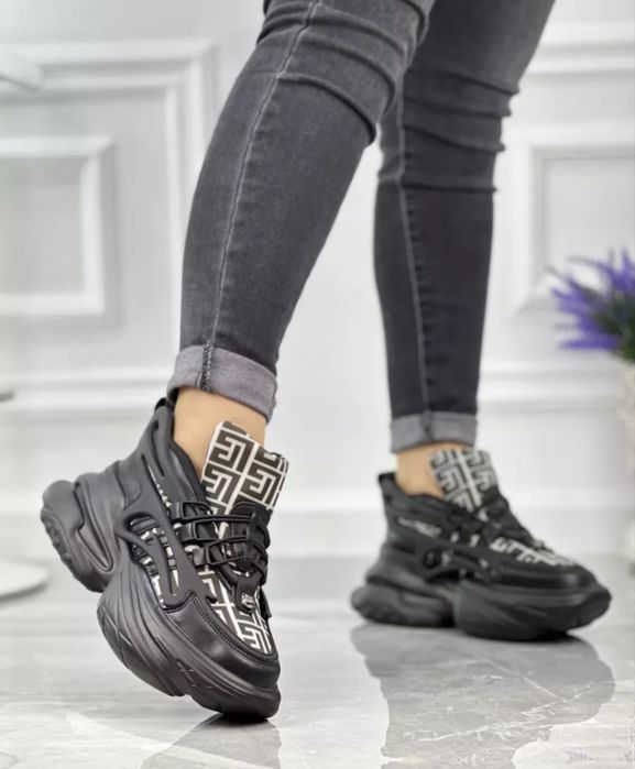 Кроссовки женские