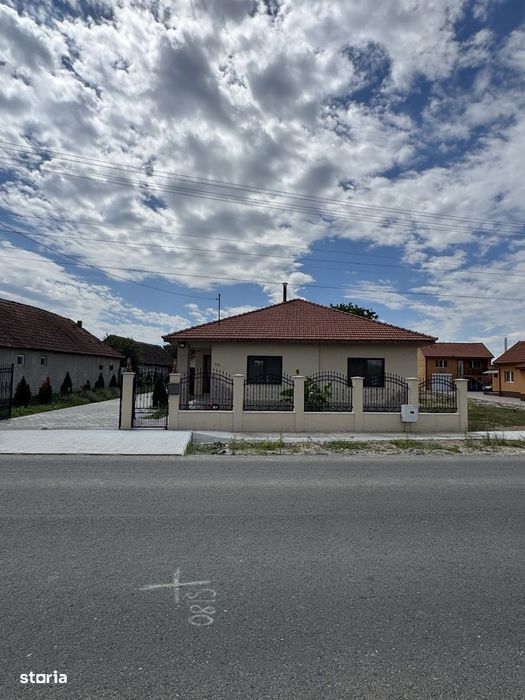 Casa cu 3 dormitoare, Living , Bucatarie, Dining, Caraseu, 15 Km de Sa