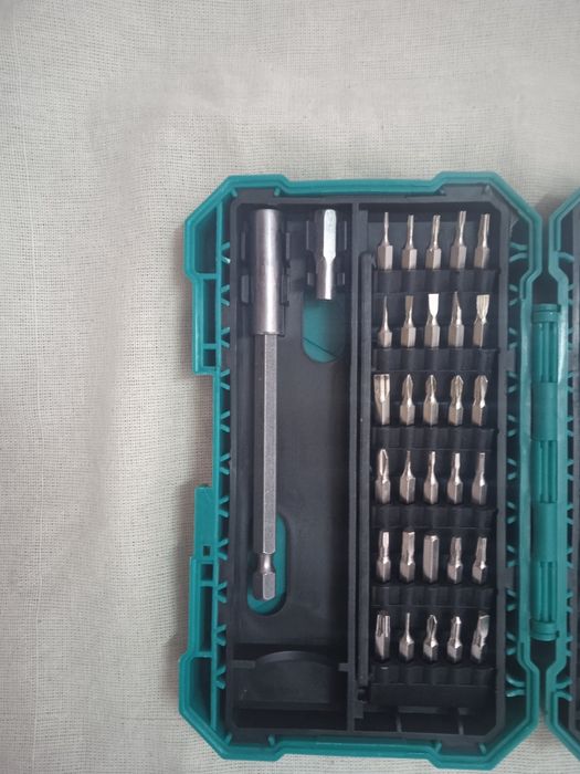 Набор бит с рукояткой.