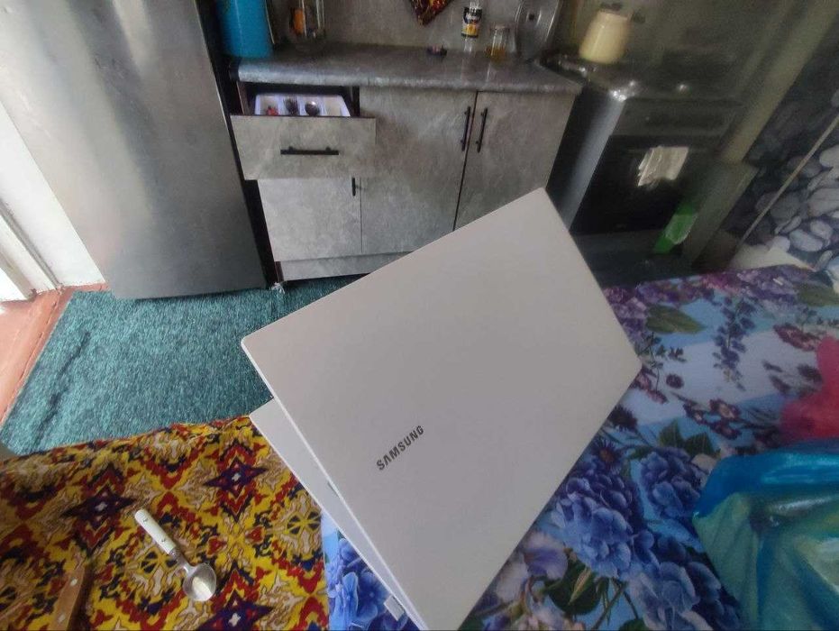 noutbuk samsung galaxy book 1