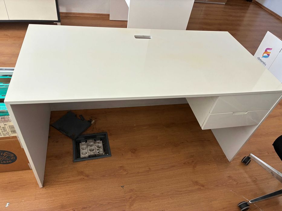 Бяло бюро със шкафчета