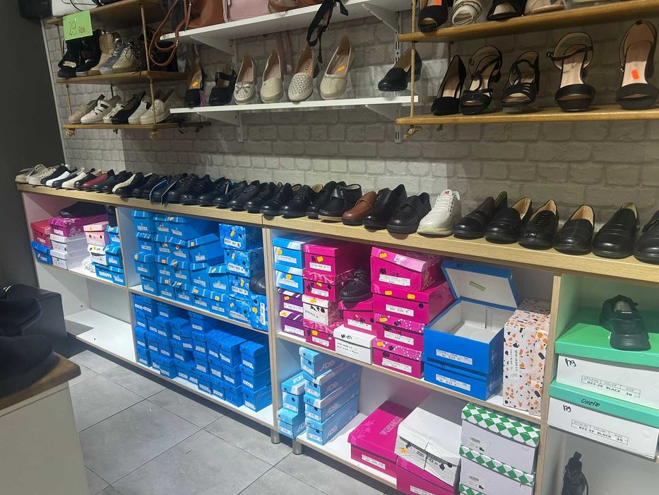 mobilier pentru magazin in stare foarte buna [birou , polite, mobilier