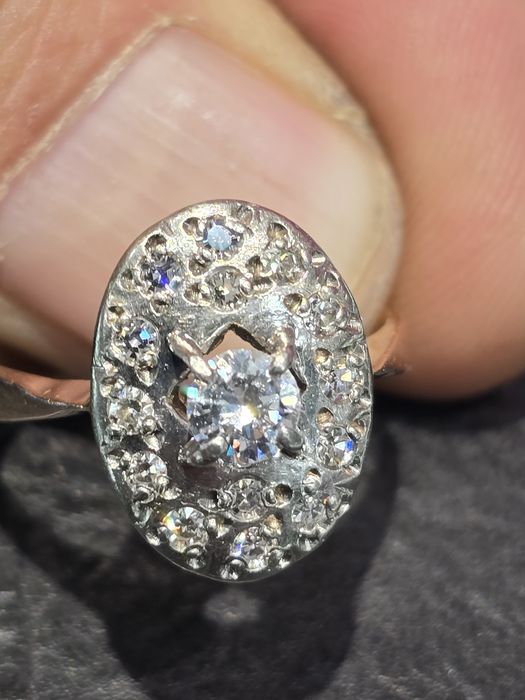 Кольцо с бриллиантам.